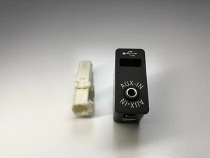 BMW 5  F10 OEM AUX in USB Socket Port - Picture 1 of 7