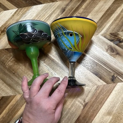 Vaso de martini de pescado multicolor y vaso de margarita de frutas Foto 1 de 3