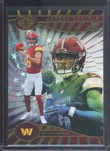 2024 Panini Illusions JAYDEN DANIELS #93 RC Rookie Galactic Stars SSP Astuccio Hit - Foto 1 di 2
