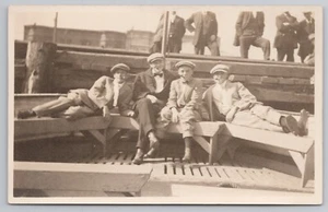 Postal de 1914 de 1914 para fumar cigarros jóvenes en trajes y gorras de newsboys disfrutando al aire libre - Imagen 1 de 2