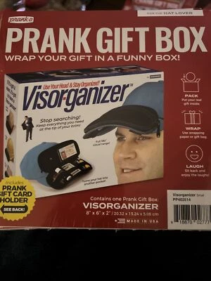 恶作剧礼品盒帽子爱好者 8 英寸×6 英寸× 2 英寸遮阳板恶作剧和礼品卡夹 — 第 1/2 张图片