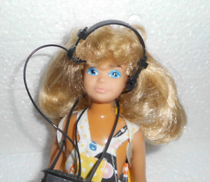 Barbie Skipper vintage mit Walkman und Kopfhörer und Rucksack