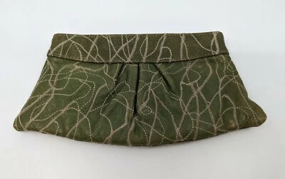 Clutch verde Lauren Merkin com detalhe de ponto de contraste  - Imagem 1 de 4