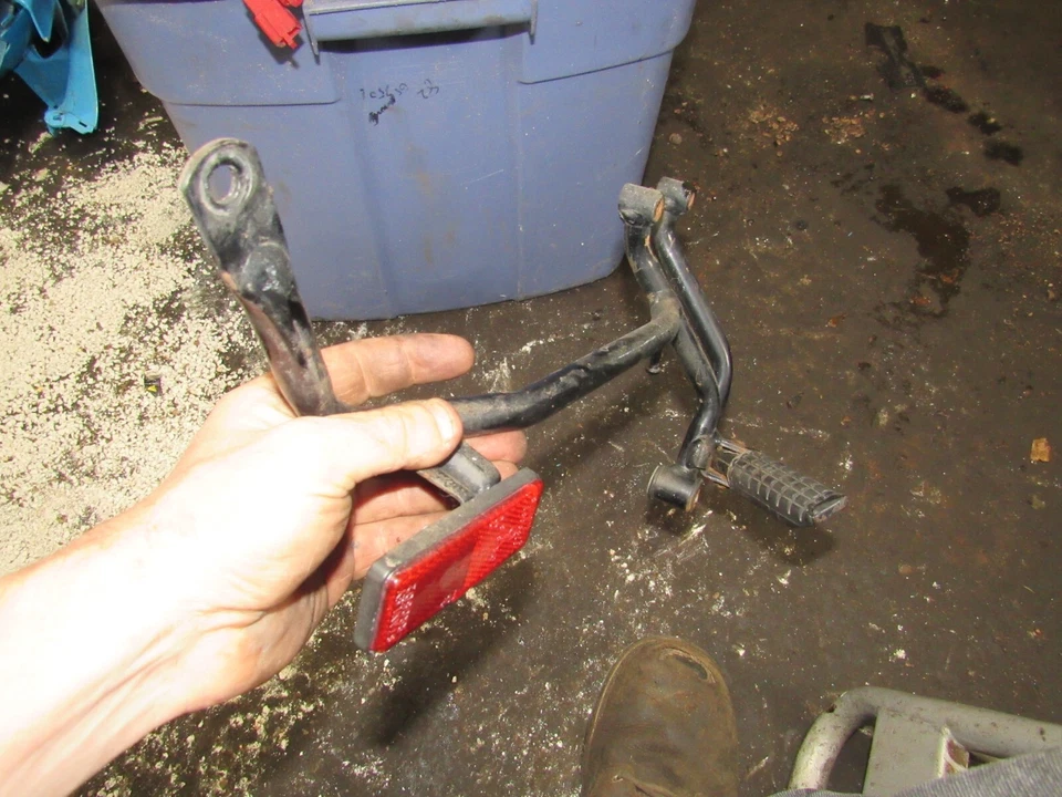 1992 honda cbr600 f2 rear foot peg and bracket Foto 1 de 1