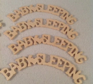 BABY SCHLÄFT HOLZAUSSCHNITTE - Bild 1 von 3