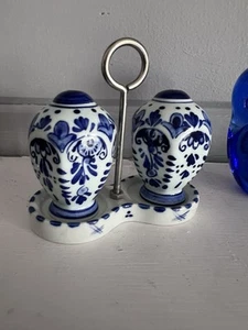 Set Sale Pepe e Vassoio Vintage Delft Holland Ceramica Metallo Blu Bianco - Foto 1 di 6