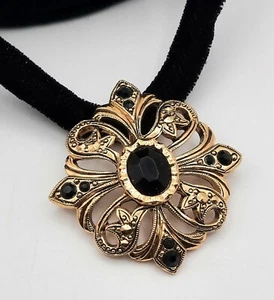 Collar Gargantilla Avon De Colección Terciopelo Negro Colgante Oro Estrás 15-18" - Imagen 1 de 5