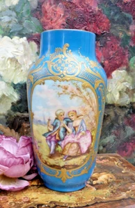 ALTE VASE aus himmelblauem Sèvres Porzellan mit galantem Bühnendekor 19. Jh. - Bild 1 von 20