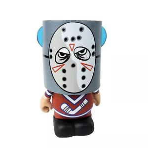 FIGURA DE JUGUETE COLECCIONABLE DE 3" DETRÁS DE LA MÁSCARA DE HOCKEY DE LA SERIE 1 DE VINILO DISNEY - Imagen 1 de 6