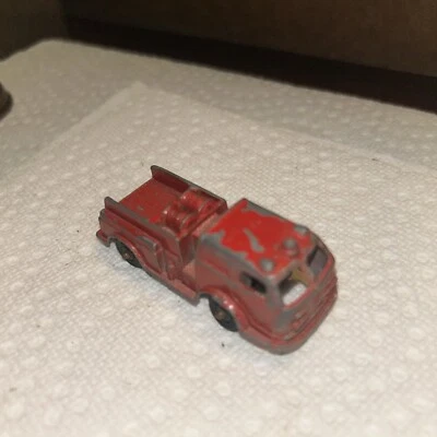 Vintage Corpo de Bombeiros Pumper Pintura Vermelha Chippy Brinquedo Antigo Par de Metal - Imagem 1 de 4