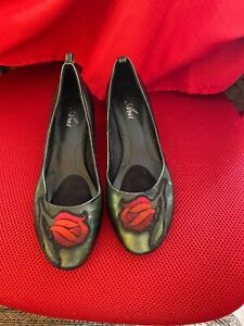 Azura Olive green pumps, w/embroidered red rose - Size 8.5 - 39 new w/o box