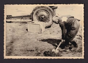 1940er WWII jüdischer Mann mit Schaufel macht Arbeit - Archivfoto L1109С - Bild 1 von 3