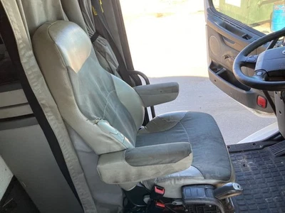 沃尔沃 VNL TAN 布和乙烯基空气骑行座椅 - 二手 — 第 1/4 张图片