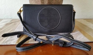 CARTERA PLANA CON LOGO PERFORADO TORY BURCH BANDOLERA CUERO NEGRO NUEVA CON ETIQUETAS - Imagen 1 de 7