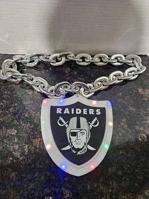 Cadena de abanico de espuma Las Vegas Raiders - ENCENDIDO - Collar LED equipo logotipo grande PLATEADO Foto 1 de 3