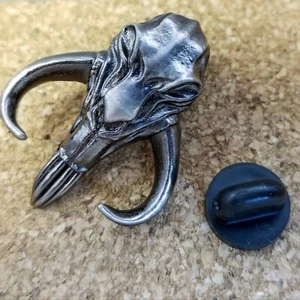Prendedor de coleccionista de peltre Mandalorian Beskar Mythosaur Skull (Star Wars) - Imagen 1 de 5
