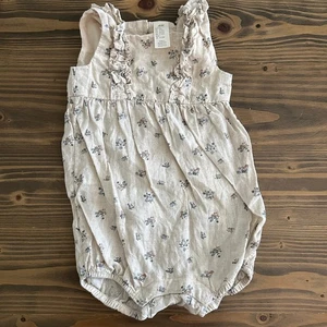 Baby H&M Body Blumen Rüschen 12 Monate beige blau Leinen Sommer Strampler - Bild 1 von 6