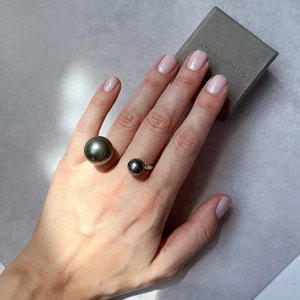 Anillo Sarina Suriano Gris Oscuro Perla Cóctel Distintivo Plata Doble Dedo - Imagen 1 de 7