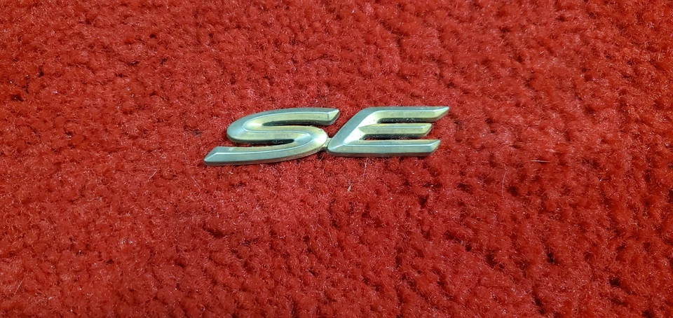 99 00 01 02 03 TOYOTA SOLARA SE EMBLEMA LATERAL INSIGNIA SÍMBOLO ORO USADO OEM Foto 1 de 2