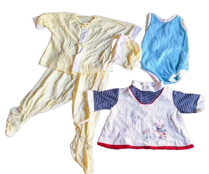 Lote De Ropa De Bebé De Colección Amarillo Y Blanco Gorro Infantil Conejito Traje De Baño Muñeca Foto 1 de 4