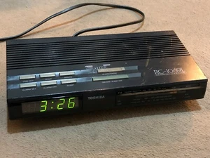 VINTAGE RETRO TOSHIBA RC-1069L 3-BAND BEDSIDE CLOCK RADIO PLAYER FM/MW/LW - Picture 1 of 12