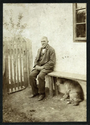Tamaño más grande, anciano con viejo perro amigo, mujeres en ventana, tarjeta de gabinete antigua, Foto 1 de 4