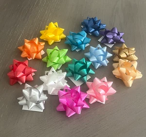 Verschiedene Farben Geschenkschleifen 2-1/2" Schleifen 12 Schlaufen leicht abziehen & kleben Menge wählbar - Bild 1 von 2