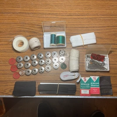 Eine Sammlung Vintage Nähmaschinennadeln Spulen Rollen Baumwolle Bänder Binden - Bild 1 von 4