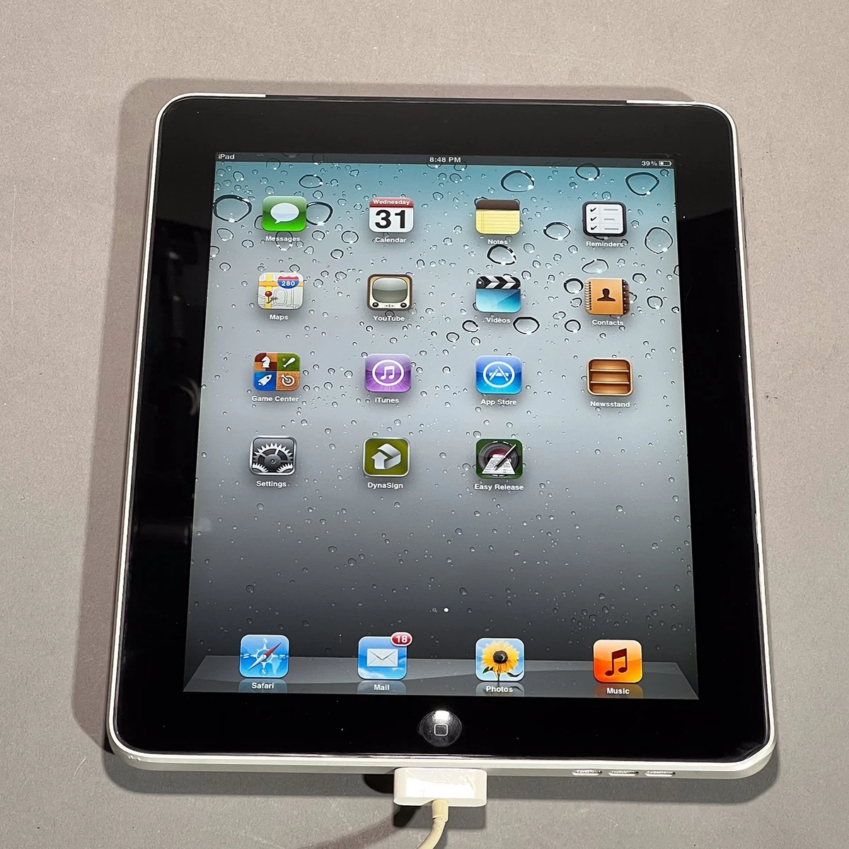 Apple iPad (1st Generation) Wi-Fi 32 GB Tablets & eReaders for