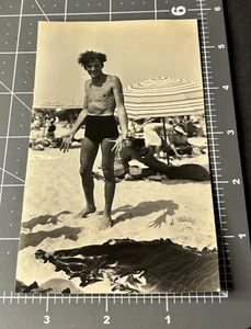 1940s Shirtless Bulge Swimsuit Man Beach Sexy Vintage Gay Int Snapshot PHOTO - Picture 1 of 3