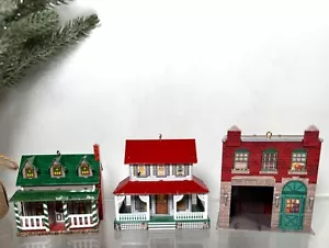 Hallmark 1999 Set Of 3 Tin Mini Christmas Houses Green & Red - Picture 1 of 18