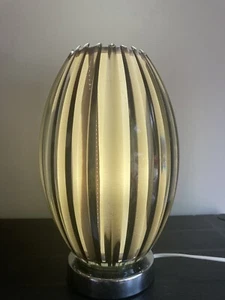 Lampada da tavolo e paralume stile modernista lucite affumicata perspex e cromato anni '70 29 cm uovo - Foto 1 di 7