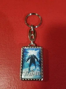THE THING - FILMPOSTER DOPPELSEITIGER SCHLÜSSELANHÄNGER AUS METALL - Bild 1 von 2