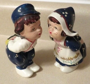 Vintage Enesco niederländischer Junge und Mädchen küssen Salz & Pfefferstreuer Japan marineblau - Bild 1 von 7