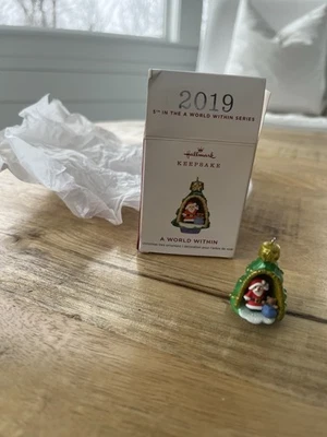 Hallmark 2019 A WORLD WITHIN Miniatura Santa Tree 5to en Serie Ornamento de Navidad #5 Foto 1 de 3