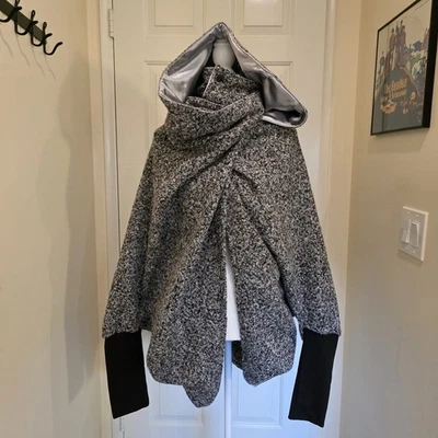 Chaqueta poncho con capucha negra blanca y negra mezcla de lana con capucha forrada frontal abierta Foto 1 de 4