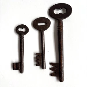 3 Pc Vtg Metal Skeleton Keys Aged Bronze Patina Home Decor 4" 7" Rustic Cottage - Picture 1 of 6