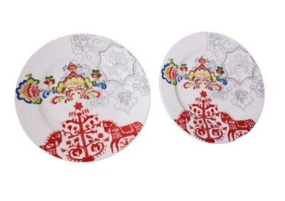 Juego de dos platos de ensalada Anthropologie caballos rojos florales grises en relieve de 8" Foto 1 de 4