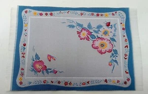 Miniatur Teppich, reines Polyester, 1:12 Puppenhaus blau geblühmt 5x11,5 cm - Bild 1 von 1