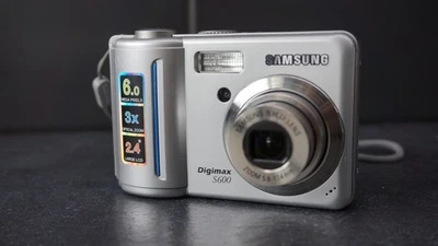Samsung Digimax S600 6.0MP Digital Camera - Silver - Image 1 of 4