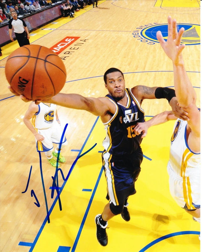 Foto brillante firmada por Derrick Favors 8x10 Foto 1 de 1