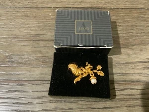 Avon Fall Friends Tac Pin Gold Tone Squirrel Faux Pearl Brooch Original Box - Picture 1 of 7