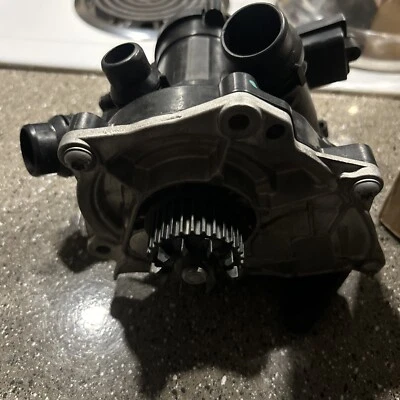 Conjunto termostato bomba agua Audi A3 A4 A5 VW Escarabajo Golf GTI Passat Tiguan Foto 1 de 4