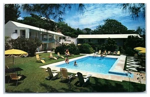 Postal de jardines y piscina de Rosedon en Bermudas c1960 - Imagen 1 de 2