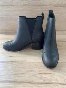 Toms Ladies Black Leather Mid Heels Pull On Chelsea Boots Size EU 36.5 UK 4 - Picture 1 of 8