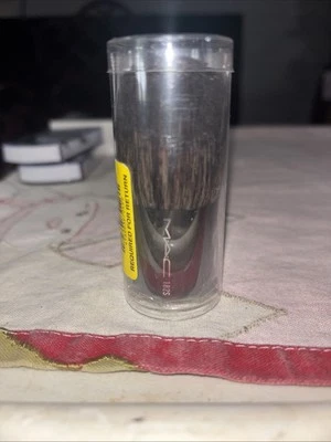 Cepillo tampón MAC 182S 100 % auténtico precio de venta sugerido por el fabricante 58 USD Foto 1 de 4