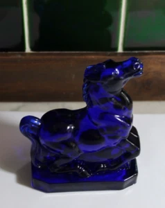 Signiertes Boyd kobaltblaues Kunstglas Pferd -- 4 Zoll - Bild 1 von 3