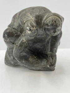 Ureinwohner Inuit geschnitzte Speckstein Statue Jäger, Bär Stamm signiert - wie besehen - Bild 1 von 6