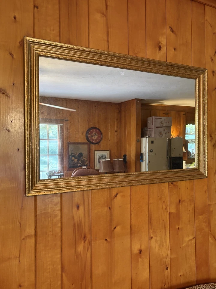 Espejo de pared grande dorado ornamentado, elegante espejo de pared con marco decorativo. Foto 1 de 1