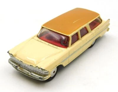 Corgi Toys Plymouth Sports Suburban station wagon scale 1:43 Ref. 219  - Immagine 1 di 4